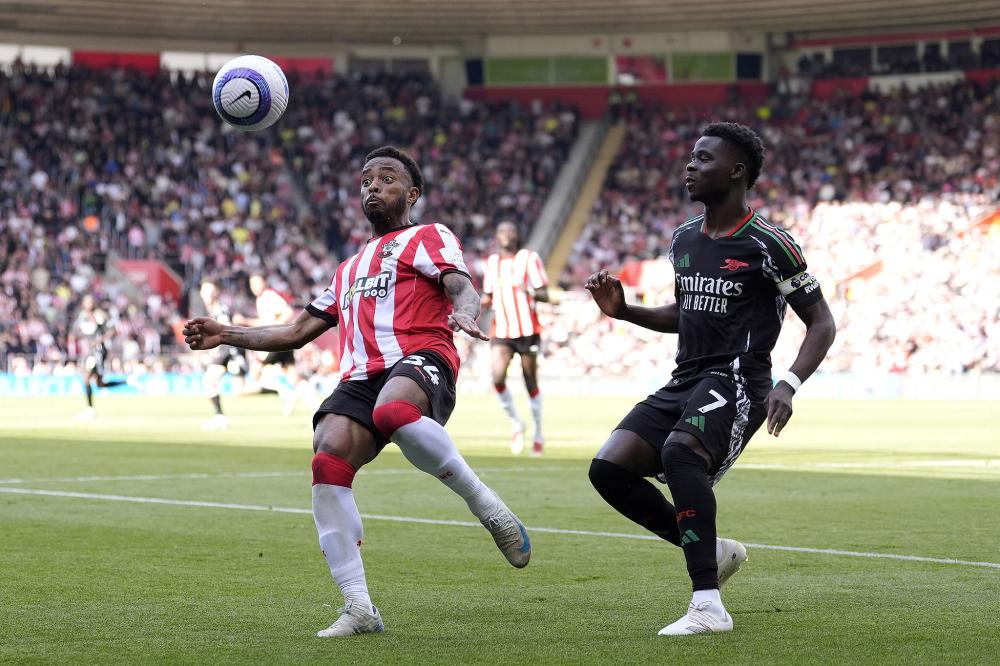 梅西捧起美职联冠军奖杯时，站在一旁的穆勒露出了最真挚的笑容